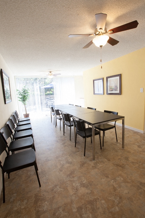 Flores Manor Apartments photo 2